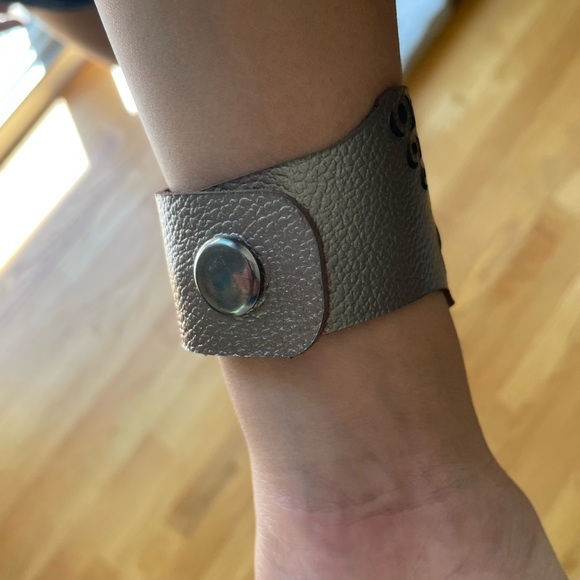 Butterfly 🦋 Leather handcrafted bracelet. Coffee/cocoa colored, pebbled grain - Picture 3 of 5